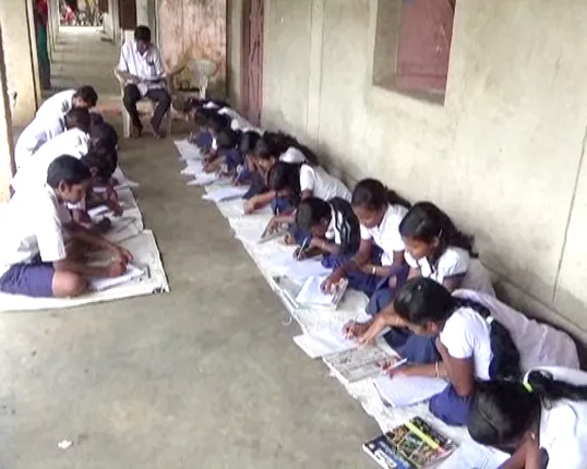 ଭିତରେ ବାଇକ,ବାହାରେ ପିଲା : ଗୃହ ଥାଇ ବାରଣ୍ଡାରେ ପଢୁଛନ୍ତି ଛାତ୍ରଛାତ୍ରୀ