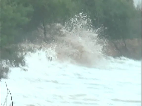 ଅସ୍ତରଙ୍ଗରେ ବାରମ୍ବାର କୂଳ ଲଂଘୁଛି ସମୂଦ୍ର :   ଅଶାନ୍ତ ଦରିଆ ଭସାଇ ନେଉଛି ଛାଉଁବଣ