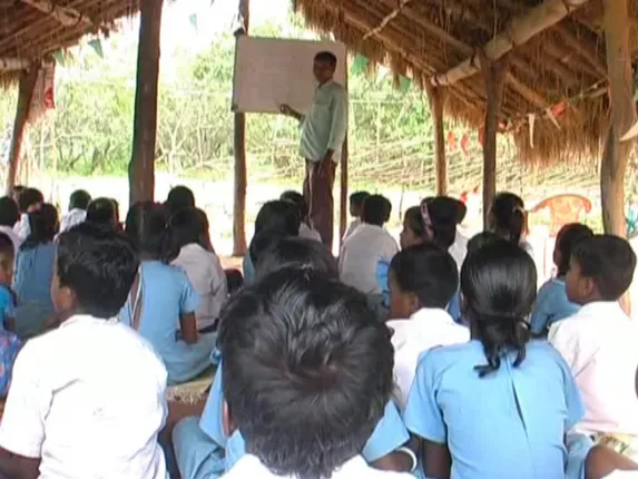 କେମିତି ଚାଲିଛି ନବରଙ୍ଗପୁରରେ ପ୍ରାଥମିକ ଶିକ୍ଷା  : ବାଉଁଶ ଛଣର ସ୍କୁଲ ଘର