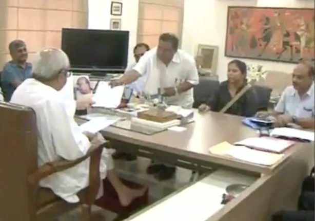 ମହାନଦୀ ପ୍ରସଙ୍ଗରେ ମତଦେବାକୁ ଶହ ଶହ ଲୋକଙ୍କ ଭିଡ: ସଚିବାଳୟର ତୃତୀୟ ମହଲା ପାଲଟିଲା ସାହାଣ ମେଲା