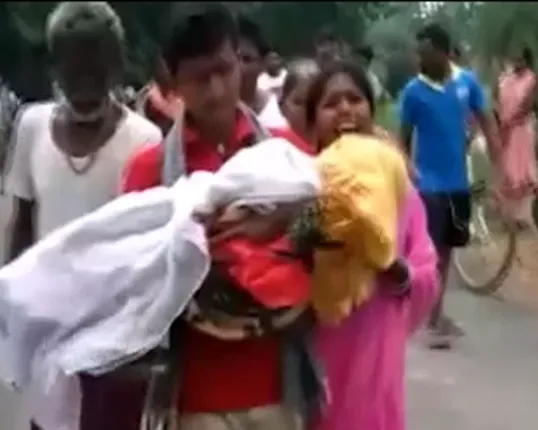 ଦାନଙ୍କ ପରେ ଦୀନବନ୍ଧୁ : ଓହ୍ଲାଇଦେଲା ଆମ୍ବୁଲାନ୍ସ, ଝିଅର ମୃତଦେହ ଧରି ବାପା ଚାଲିଲେ ୬ କିଲୋମିଟର