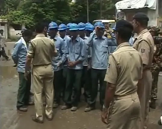 ହୀରାକୁଦ ହିଣ୍ଡାଲକୋ ଶିଳ୍ପାଂଚଳରେ ୧୪୪ଧାରା ଜାରି : କର୍ଫ୍ୟୁ ସତ୍ୱେ ସଭାର ଆୟୋଜନ କଲେ ଶ୍ରମିକ