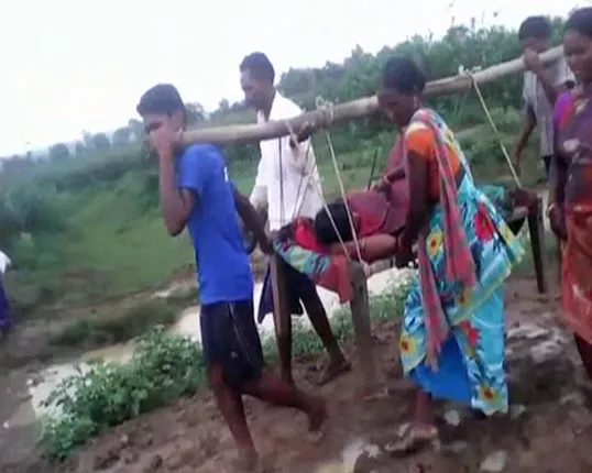 ନବରଙ୍ଗପୁରରେ  ଜନନୀ ସୁରକ୍ଷା ଫେଲ୍ ମାରିଛି : ଖଟିଆରେ ବୁହାହେଲେ ପ୍ରସୂତୀ