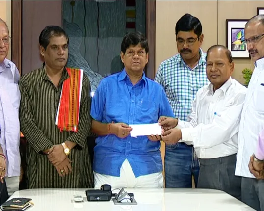 ମହାନଦୀ ସୁଅରେ ଛତିଶଗଡ ଝିଅ ଭାସିଆସିବା ଘଟଣା : ସହାୟତାର ହାତ ବଢ଼ାଇଲେ ପୂର୍ବତନ ଯୁଗ୍ମ ଶାସନ ସଚିବ