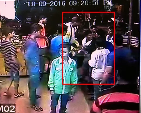 ଗଣେଶ ମୂର୍ତି ବିସର୍ଜନ ବେଳେ ଓଲ୍ଡଟାଉନର ଗୋଷ୍ଠୀ ସଂଘର୍ଷ : କ୍ୟାମେରାରେ ଠେଙ୍ଗା ମାଡର ଲାଇଭ୍ ଚିତ୍ର