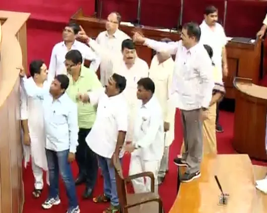 ବିଧାନସଭା ଆରମ୍ଭରୁ  ହୋହଲ୍ଲା : ମହାନଦୀ ପ୍ରସଙ୍ଗରେ ମୁଖ୍ୟମନ୍ତ୍ରୀଙ୍କ ବିବୃତିକୁ ନେଇ ବିରୋଧୀଙ୍କ ହଟ୍ଟଗୋଳ