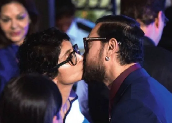 ମିଡିଆ ଆଗରେ ନିଜ ପତ୍ନୀ କିରଣଙ୍କୁ କିସ୍ କରି ଚର୍ଚ୍ଚାରେ ଆମିର