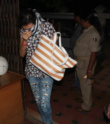 ଜନପଥରେ ଥିବା ସୋଲାନ ଇନ ବାରରେ ପୁଲିସର ରେଡ : ଲାଇସେନ୍ସ କଣ୍ଡିସନ ଉଲଂଘନ କରି ଚାଲୁଥିଲା ବେଆଇନ ବାରଡ୍ୟାନ୍ସ