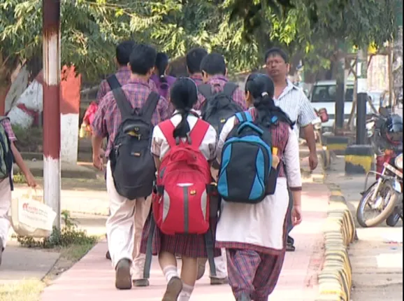 ବସ୍ତାନି ବୋଝରେ ଚାପି ହେଉଛନ୍ତି କୁନି କୁନି ପିଲା : ସ୍କୁଲ ବ୍ୟାଗ ଓଜନ ହ୍ରାସ ପାଇଁ ନିର୍ଦ୍ଦେଶ  ଦେଲା ଗଣଶିକ୍ଷା ବିଭାଗ