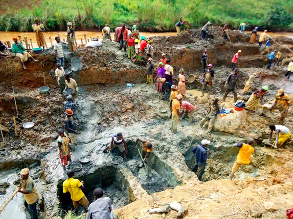 ସୁନା ଟଙ୍କା ଆଶାରେ ଗାଁ ସାରା ମାଟି ଖୋଳିଲେ ଲୋକେ : ମିଳିଲାନି ସୁନା ଟଙ୍କା