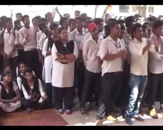 ଆଜି ଛାତ୍ର ସଂସଦ ନିର୍ବାଚନ ପାଇଁ ମତଦାନ କରୁଛନ୍ତି ଛାତ୍ରଛାତ୍ରୀ : କେନ୍ଦୁଝରର ୨ଟି ପ୍ରମୁଖ ମହାବିଦ୍ୟାଳୟରେ ମତଦାନ ଜାରି