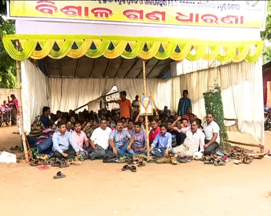 ପେଟର ଭୋକ ନା ପୂଜାର ମଉଜ : ଘରଦ୍ୱାର ଛାଡି ରାଜରାସ୍ତାରେ ରୋଜଗାର ସେବକ