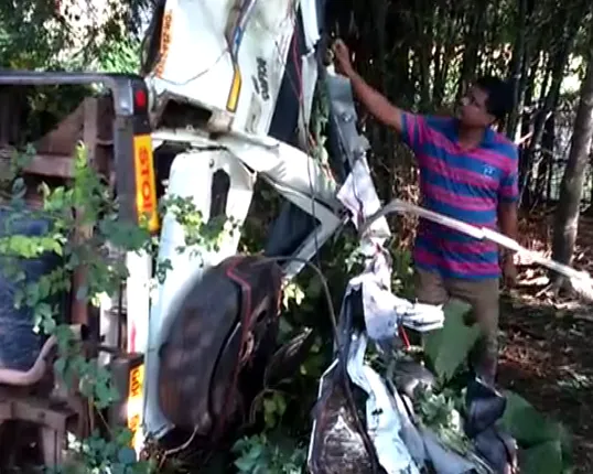 ଭଦ୍ରକ ଭଣ୍ଡାରିପୋଖରୀ ନିକଟରେ ମର୍ମନ୍ତୁଦ ସଡକ ଦୁର୍ଘଟଣା : ଭାରସାମ୍ୟ ହରାଇ ଗଛରେ ପିଟିଲା ବୋଲେରୋ