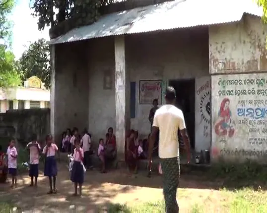 ସରକାରୀ ନିୟମର ଖୋଲା ଉଂଲଘନ : ସ୍କୁଲ ପାଖରେ ମଦଭାଟି ,ପିଲାଙ୍କ ଭବିଷ୍ୟତକୁ ନେଇ ପ୍ରଶ୍ନ