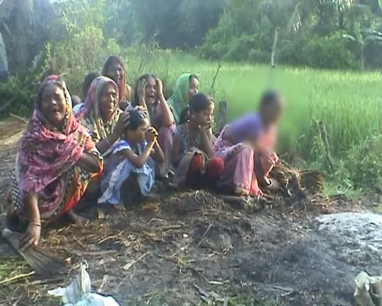 ବାଲେଶ୍ୱର : ଗାଁ ଲୋକଙ୍କ ବିରୋଧ ଯୋଗୁଁ ମଶାଣୀ ପରିବର୍ତ୍ତେ ଘର ସମ୍ମୁଖରେ ମୃତଦେହ ପୋଡ଼ିଲେ ପରିବାର ଲୋକ