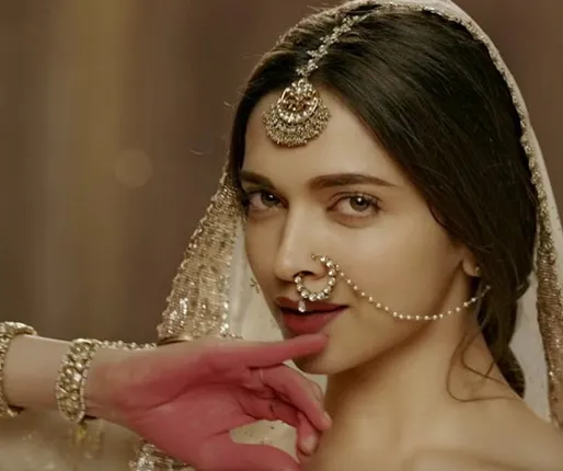 ୪୦୦ ଦୀପ ଭିତରେ ନାଚିବେ ଦୀପିକା ! ଚର୍ଚ୍ଚାରେ ସିନେମା ‘ପଦ୍ମାବତୀ’ର ଗୀତ ‘ଘୁମର୍’