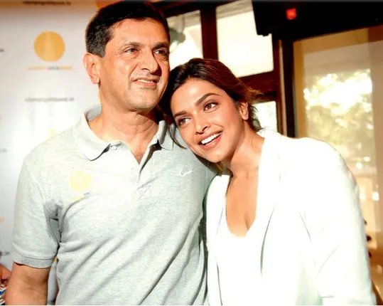 ବାପାଙ୍କ ପାଇଁ ଦୀପିକାଙ୍କ ଦାମୀ ଉପହାର ! କିଣିଲେ ୪୦ କୋଟିର ଫ୍ଲାଟ