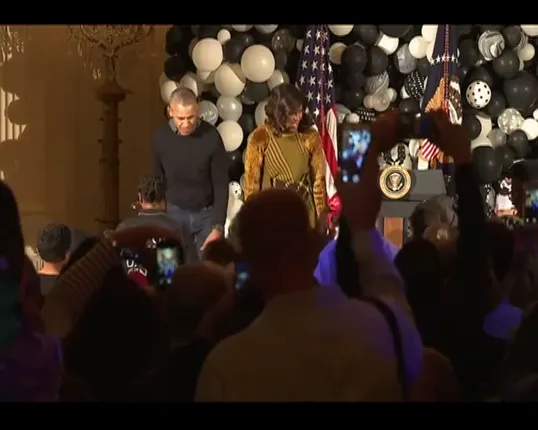 ଡ୍ୟାନ୍ସିଂ ମୁଡରେ ଆମେରିକା ରାଷ୍ଟ୍ରପତି :  ହେଲୋୱିନ ନାଇଟରେ ଝୁମିଲେ ବାରାକ ଓ ମିସେଲ୍