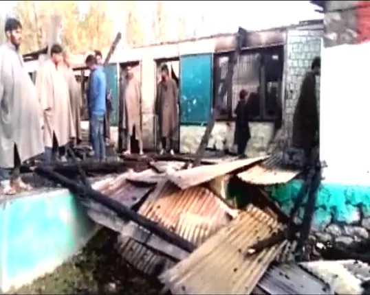 କାଶ୍ମୀରରେ ଥମୁନି ହିଂସାର ନିଆଁ : ଜଳିଗଲାଣି ୩୨ଟି ସ୍କୁଲ, ୪ଶହରୁ ଅଧିକ ସ୍କୁଲରେ ଝୁଲୁଛି ତାଲା