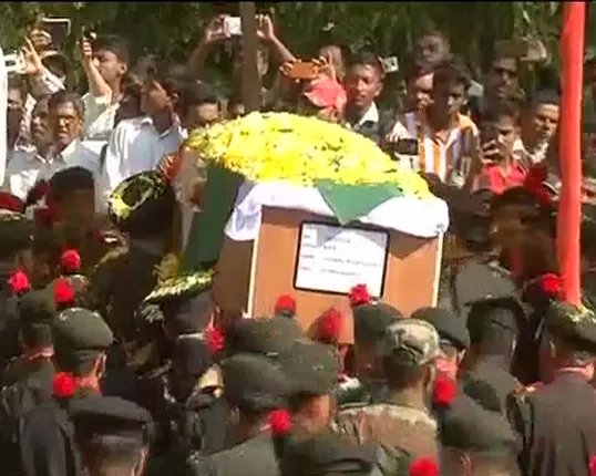 ସହିଦଙ୍କୁ ବିଦାୟ : ପୈତୃକ ଗାଁରେ ଶେଷ  ଦର୍ଶନ ପାଇଁ ହଜାର ହଜାର ଲୋକଙ୍କ ଭିଡ