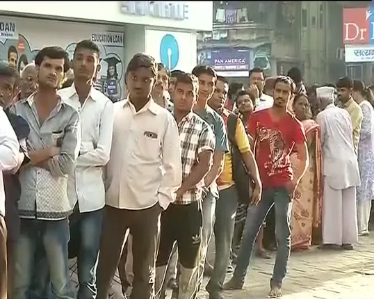 ସାରା ରାଜ୍ୟରେ ଏଟିଏମ ଓ ବ୍ୟାଙ୍କ ଆଗରେ ଗ୍ରାହକଙ୍କ ଲମ୍ବା ଲାଇନ୍ : କେଉଁଠି ଘଂଟାଏ ଭିତରେ ଟଙ୍କା ସରିଲା ତ କେଉଁଠି ଖୋଲିଲାନି ସଟର