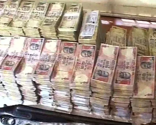 କଳାଧନ ଉପରେ ପ୍ରଧାନମନ୍ତ୍ରୀ ନରେନ୍ଦ୍ର ମୋଦିଙ୍କ ସର୍ଜିକାଲ ଷ୍ଟ୍ରାଇକ୍ ! ଧକ୍କା ଲାଗିଛି କଳାଧନ ମହଜୁଦକାରୀଙ୍କୁ