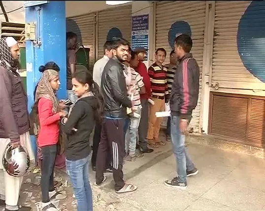 ୩ ଦିନ ପରେ ବି ସୁଧୁରିନି ଲୋକଙ୍କ ଅବସ୍ଥା : ଟଙ୍କା ପାଇଁ ଆଜି ବି ଏଟିଏମ୍ ଆଗରେ ଗହଳି