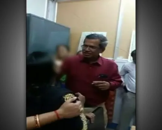 ରଙ୍ଗୀଲା ବାବୁଙ୍କ ଜନ୍ମଦିନ ! ଭାଇରାଲ୍ ହେଲା ମହିଳା କର୍ମଚାରୀଙ୍କୁ କେକ୍ ଖୁଆଇବା ଭିଡିଓ