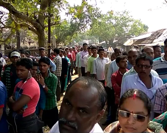 ବ୍ୟାଙ୍କ ଓ ଏଟିଏମ ଆଗରେ ଲୋକଙ୍କ ଲମ୍ବା ଲାଇନ୍ : ଦେଖନ୍ତୁ ଚାନ୍ଦବାଲି ଏସବିଆଇ ଶାଖାର ଏ ଦୃଶ୍ୟ