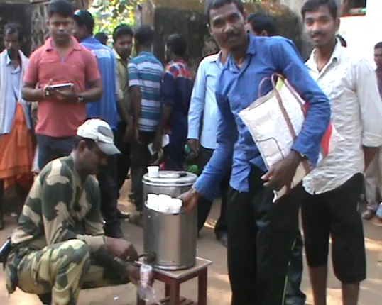 ମାଲକାନଗିରି ବିଚ୍ଛିନ୍ନାଚଂଳରେ ବ୍ୟାଙ୍କ ଆଗରେ ପ୍ରବଳ ଭିଡ : ବିଏସଏଫ ଯବାନ ଲାଇନରେ ଥିବା ଗ୍ରାହକଙ୍କୁ ବାଂଟିଲେ ଚା ପାଣି