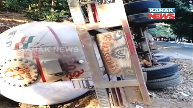 କୋରାପୁଟ-ଜୟପୁର ରାସ୍ତାରେ ଓଲଟିଲା ଏଲପିଜି ଟ୍ୟାଙ୍କର : ୩୦୦ ମିଟର ପର୍ଯ୍ୟନ୍ତ ଯାତାୟତ ବନ୍ଦ