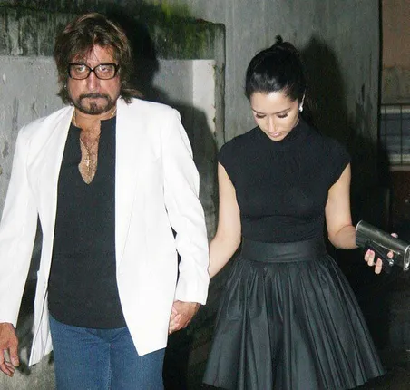 ରିଲ୍ ଭିଲେନଙ୍କ ରିୟଲ୍ ଚେହେରା ! ପ୍ରେମିକଙ୍କ ଘରୁ ଶ୍ରଦ୍ଧାଙ୍କୁ ଟାଣି ଟାଣି ଆଣିଲେ ଶକ୍ତି କପୁର୍