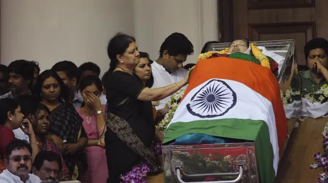 ଚେନ୍ନାଇ ମେରିନା ବିଚରେ ଆଜି ଜୟାଙ୍କ ହେବ ଶେଷକୃତ୍ୟ: ବାସଭବନରୁ ରାଜାଜୀ ହଲକୁ ନିଆଗଲା ପାର୍ଥିବ ଶରୀର