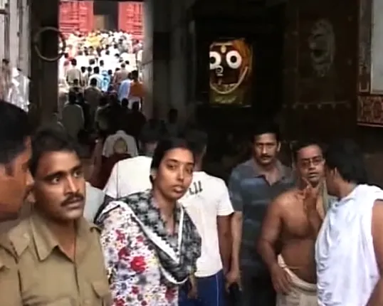 ଖାସ୍ ସେବାୟତଙ୍କୁ ଶୃଙ୍ଖଳା ଶିଖାଇବା ପାଇଁ... ! ଶ୍ରୀମନ୍ଦିର ଭିତରେ ଜଗନ୍ନାଥଙ୍କୁ ଦର୍ଶନ ନକରି ପତିତପାବନରୁ ଦିଅଁ ଦର୍ଶନ କରିବାକୁ ଆହ୍ୱାନ ଦେଲେ ଜ୍ଞାନପୀଠ ପୁରସ୍କାର ବିଜେତା ପ୍ରତିଭା ରାୟ