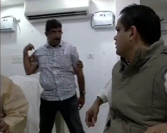 ବାବୁଙ୍କ ସହ ବାବୁଙ୍କ ବଚସା : ସରକାରୀ ସଭାରେ ପୁରୀ ଜିଲ୍ଲାପାଳଙ୍କ ସହ ଜିଲ୍ଲା ସୂଚନା ଓ ଲୋକ ସଂପର୍କ ଅଧିକାରୀଙ୍କ ଯୁକ୍ତିତର୍କ