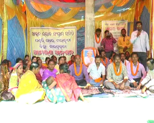 ଝାରସୁଗୁଡାରେ ୧୨ ଘଂଟିଆ ବନ୍ଦ ପାଳନ: ଆକ୍ସନ ଇସ୍ପାତ କାରଖାନା ବନ୍ଦ ପ୍ରତିବାଦରେ ଅଖ ଚକ୍ ଜାମ