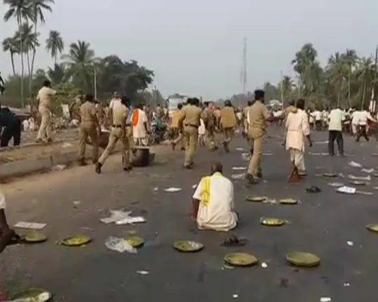 ସାକ୍ଷୀଗୋପାଳ : ବିକ୍ଷୋଭ ବେଳେ ଚାଷୀଙ୍କୁ ପୁଲିସର ଲାଠି ମାଡ