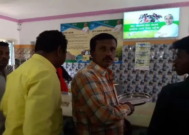 ନିର୍ବାଚନ କମିଶନ, କେଉଁଠି ଗରମ କେଉଁଠି ନରମ: ମାଲକାନଗିରି ଆହାର କେନ୍ଦ୍ରରୁ ହଟିଲା ନବୀନଙ୍କ ପୋଷ୍ଟର