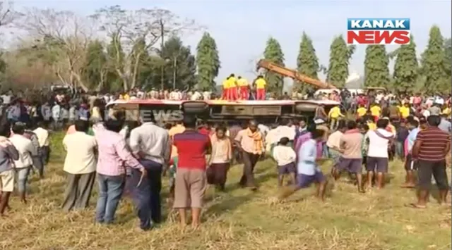 ଭୁବନେଶ୍ୱର : ପଶ୍ଚିମବଙ୍ଗରୁ ଆସିଥିବା ଟୁରିଷ୍ଟ ବସ୍ ଧଉଳିରେ ଦୁର୍ଘଟଣାଗ୍ରସ୍ତ, ୩୦ରୁ ଅଧିକ ଆହତ ଓ ୬ ଜଣଙ୍କୁ କଟକ ସ୍ଥାନାନ୍ତର