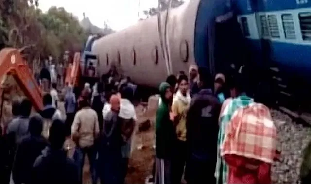 ହୀରାଖଣ୍ଡ ଏକ୍ସପ୍ରେସ ଲାଇନଚ୍ୟୁତ : ରେଳବାଇ ପକ୍ଷରୁ ହେଲ୍ପଲାଇନ ନଂ ଜାରି