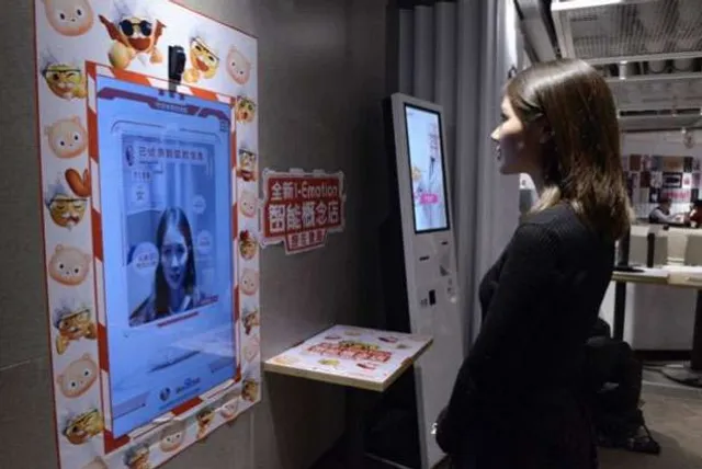 ଏମିତି ଏକ ହୋଟେଲ ଯେଉଁଠି ଖାଦ୍ୟ ଅର୍ଡର ଦିଏ ନିଜେ ମେନ୍ୟୁ କାର୍ଡ !