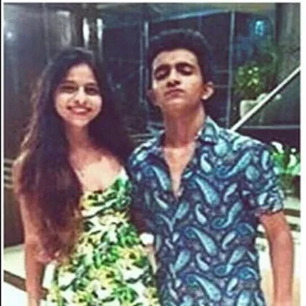 ଖାସବନ୍ଧୁଙ୍କ ସହ ମସ୍ତିମୁଡରେ ଶାହାରୁଖଙ୍କ ଝିଅ ସୁହାନା ! ସୋସିଆଲ ମିଡିଆରେ ଫଟୋ ହେଲା ଭାଇରାଲ