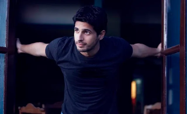 ଫୋନରେ ଆଡଲ୍ଟ କଥା ହୁଅନ୍ତି ସିଦ୍ଧାର୍ଥ ମଲହୋତ୍ରା ! ‘କଫି ୱିଥ କରନ୍’ରେ କଲେ ସ୍ୱୀକାର