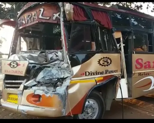 ପିକନିକ୍ ବସ୍ ଦୁର୍ଘଟଣାଗ୍ରସ୍ତ : ଖୁଂଟୁଣୀ ବଜାରରେ ହାଇୱାକୁ ଧକ୍କାଦେଲା ବସ୍