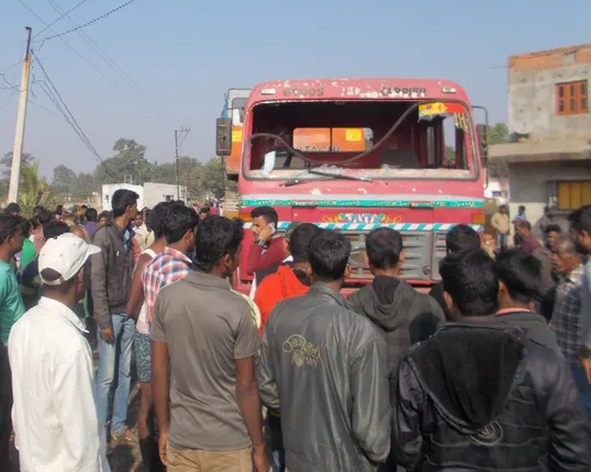 ଟ୍ରଲର ଧକ୍କାରେ ଛାତ୍ରୀ ମୃତ୍ୟୁ : ଉତ୍ୟକ୍ତ ଲୋକଙ୍କ ହରିଚନ୍ଦନପୁର –ଡୁବୁରି ରାସ୍ତା ଅବରୋଧ