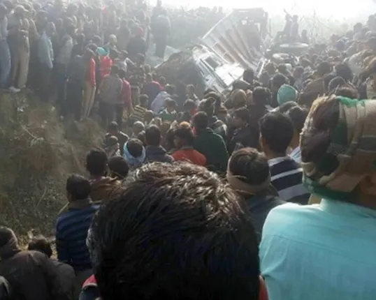 ଘନ କୁହୁଡି ହେଲା କାଳ : ଉତରପ୍ରଦେଶ ଏଟାରେ ଟ୍ରକ-ସ୍କୁଲ ବସ୍ ମୁହାଁମୁହିଁ ଧକ୍କା