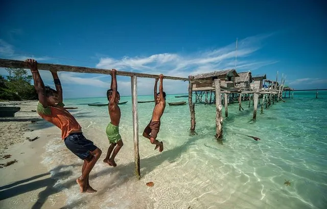 ଜଳରେ ଜୀବନ ! ସ୍ଥଳଭାଗରେ ପାଦ ରଖି ପାରୁନଥିବା ଅଭିଶପ୍ତ ମଣିଷ