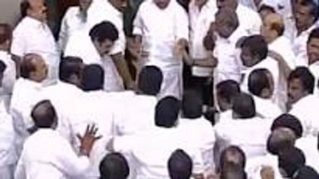 ଗୁପ୍ତ ମତଦାନ ଦାବି ନେଇ ତାମଲିନାଡୁ ବିଧାନସଭାରେ ହଙ୍ଗାମା ! ଚେୟାର ଓ ବାଚସ୍ପତିଙ୍କ ମାଇକ ଭାଙ୍ଗିଲେ ଡିଏମକେ ବିଧାୟକ