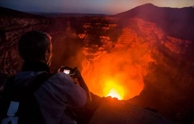 ଅଳ୍ପକେ ବର୍ତ୍ତିଲା ଜୀବନ ! ଆଗ୍ନେୟଗିରି ଜ୍ୱାଳାମୁଖରୁ ଭୋଲକାନୋଲୋଜିିଷ୍ଟ ହେଲେ ଉଦ୍ଧାର
