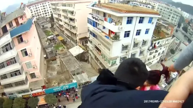 ଲମ୍ବା ଚୁଟି ଯୋଗୁଁ ମହିଳା ଫେରିପାଇଲେ ଜୀବନ : ୭ ମହଲା ଛାତରୁ କରୁଥିଲେ ଆତ୍ମହତ୍ୟା